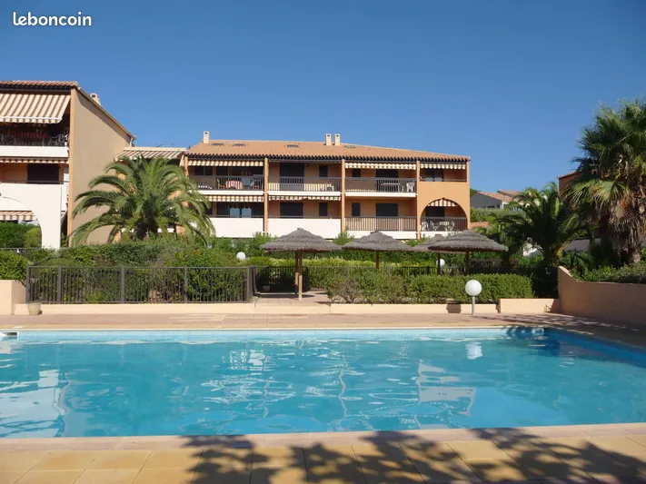 Piscine de la résidence - vue 2