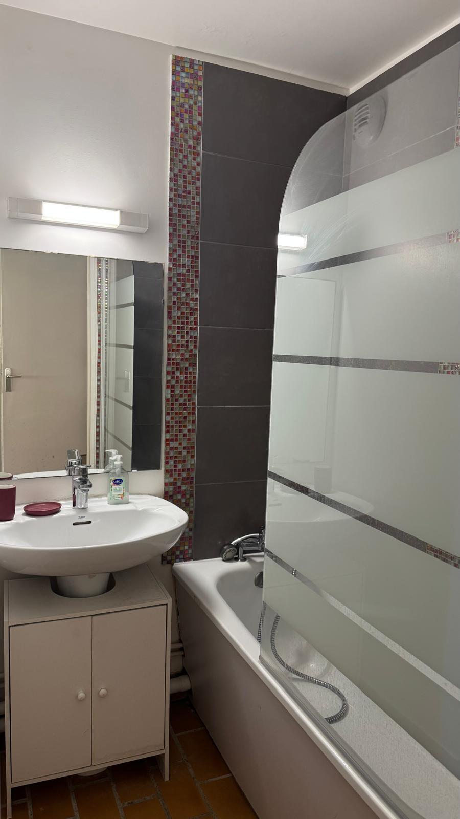 Badezimmer T2 Giens - Dusche und Handtücher